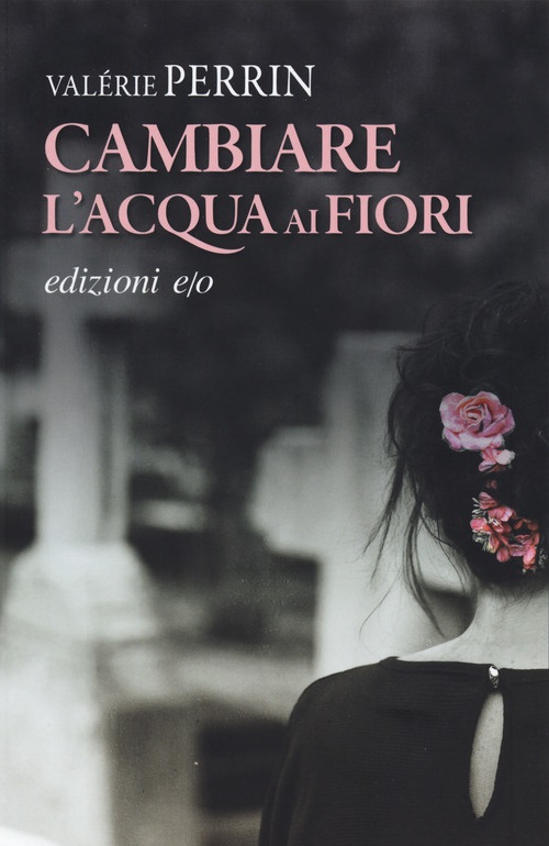 Cambiare l'acqua ai fiori